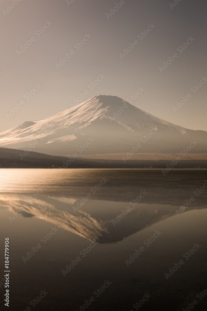 冬季下午，山中冰湖和富士山的倒影