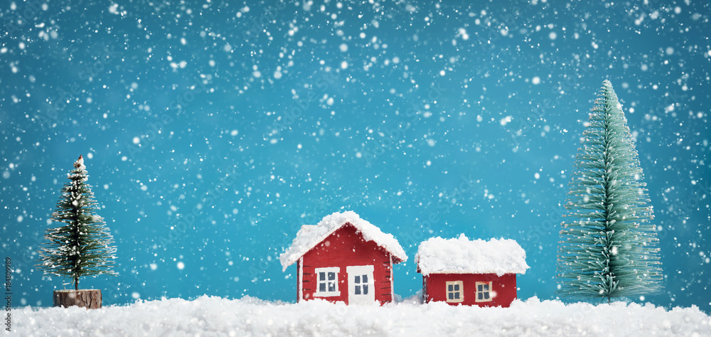 冬天被雪覆盖的红色小房子模型