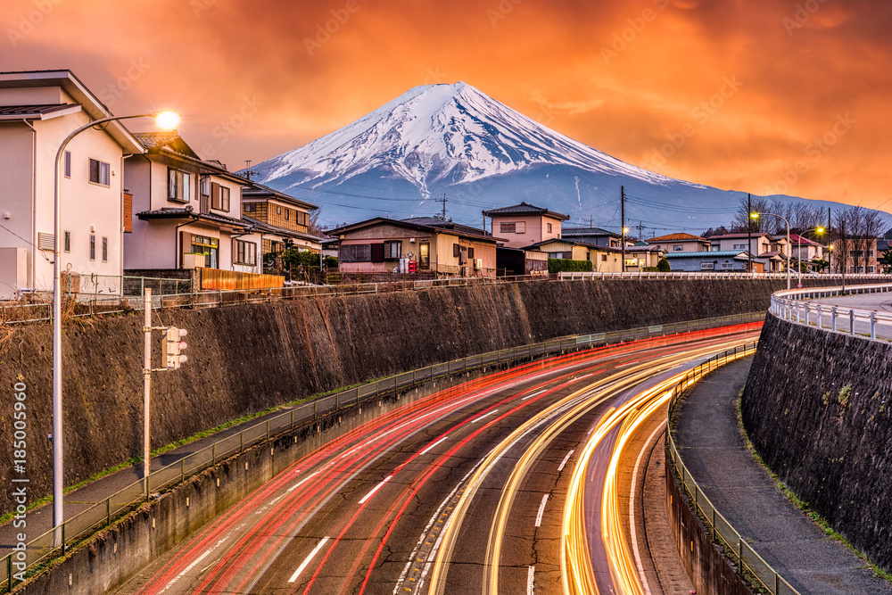 黄昏时分，日本富士山在公路上。