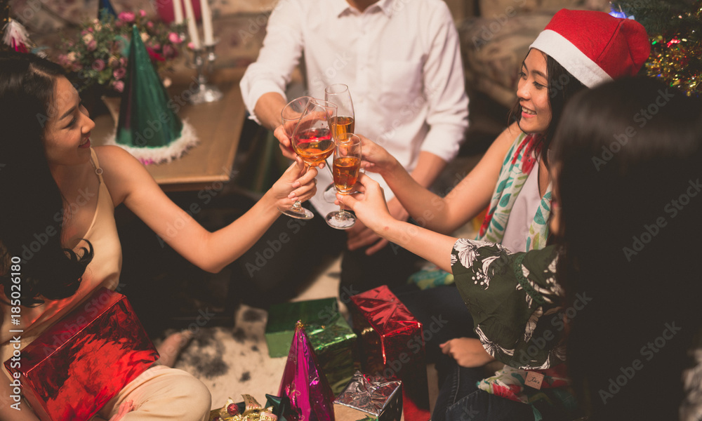 一群朋友在酒吧喝圣诞酒，在家庆祝圣诞节。碰杯