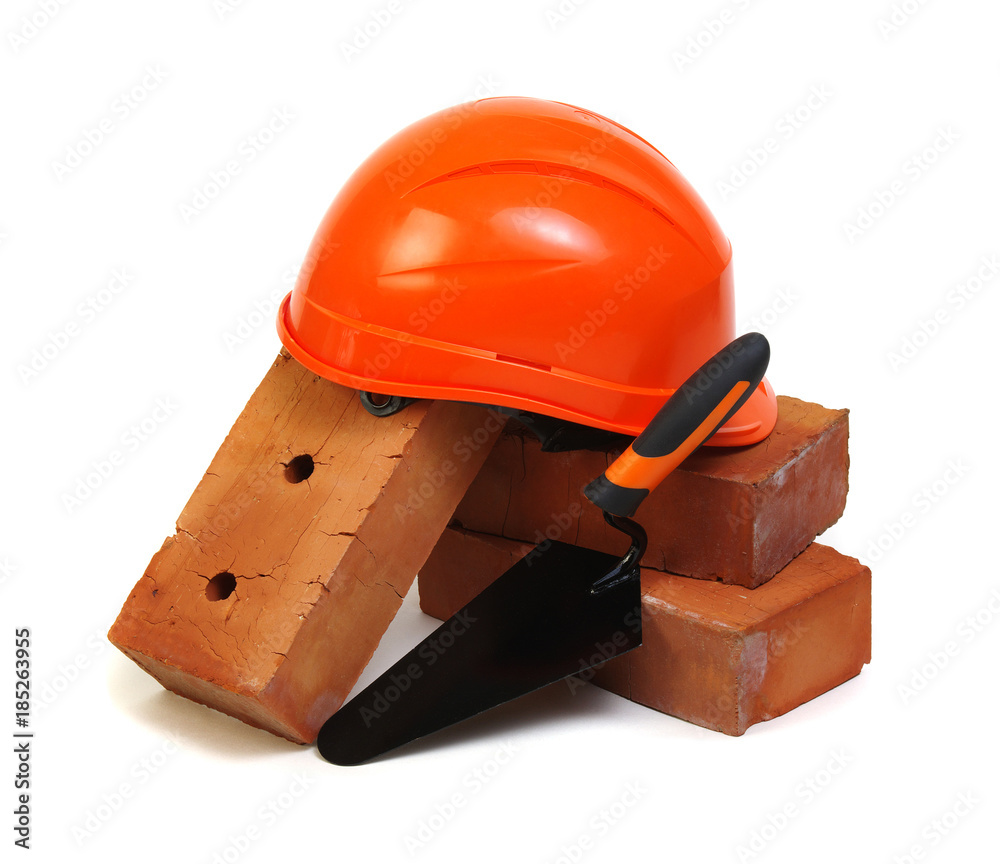 砖、红色安全帽和工具