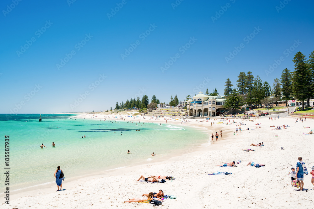 在一个美丽的夏日下午，西澳大利亚珀斯繁忙的科特斯洛海滩。照片拍摄：十二月
