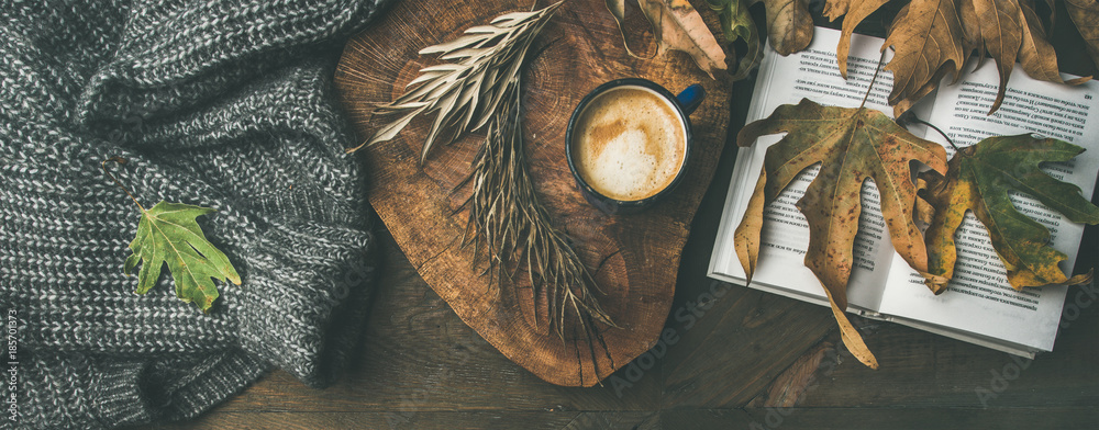 秋季早晨咖啡概念。平躺针织羊毛果酱，木托盘，一杯咖啡，黄色