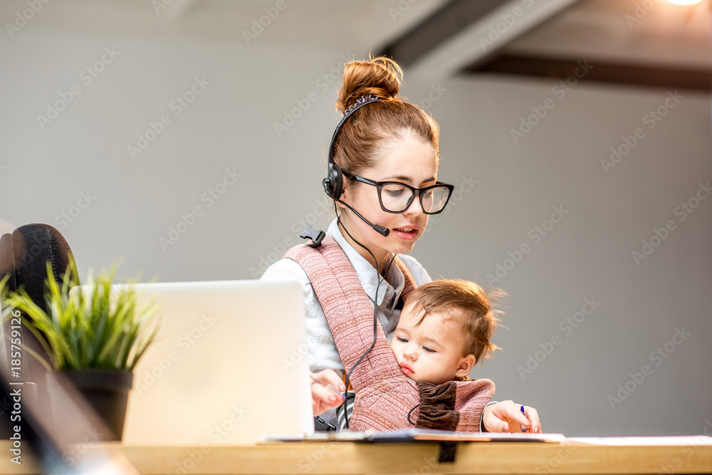 一位身兼数职的女商人，带着耳机和笔记本电脑，和她的小儿子坐在白宫