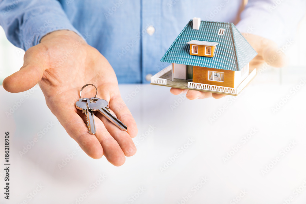 房地产经纪人，手里拿着房型和钥匙