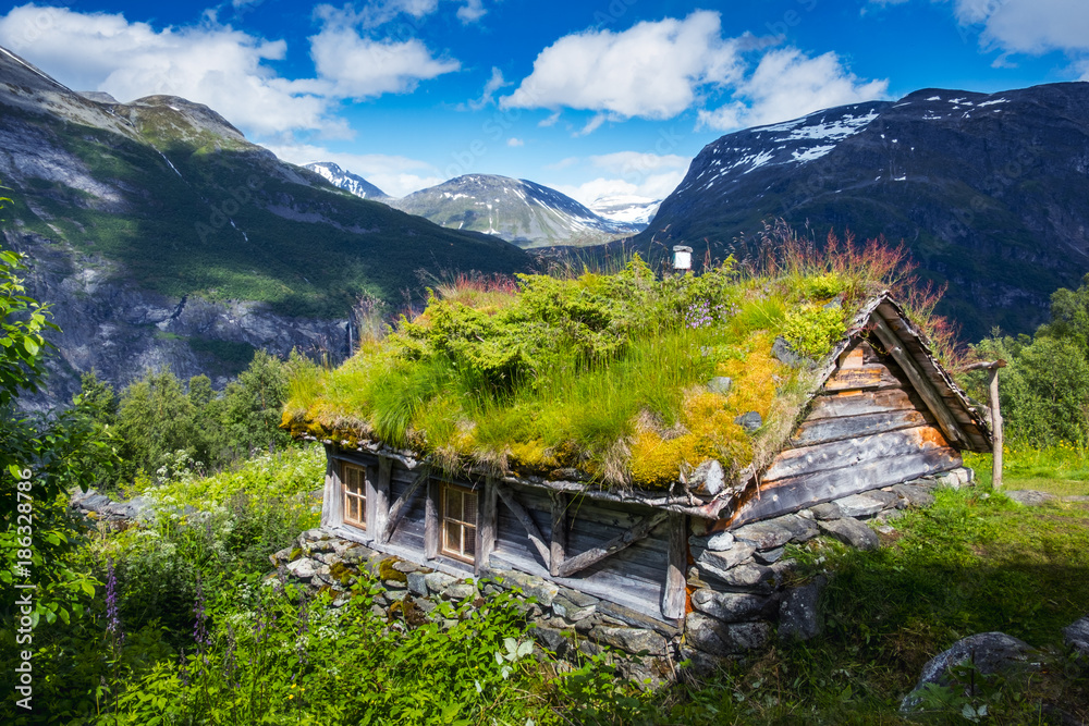 Sunnylvsfjorden峡湾和著名的Seven Sis附近典型的挪威老木屋，草屋顶