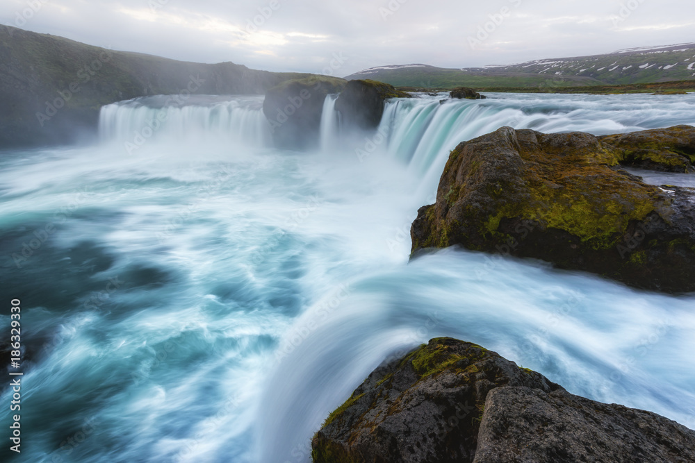 欧洲冰岛Skjalfandafljot河Godafoss瀑布上的彩色日出