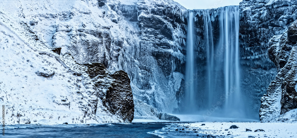 冰岛冬季Skogafoss瀑布的美丽全景照片
