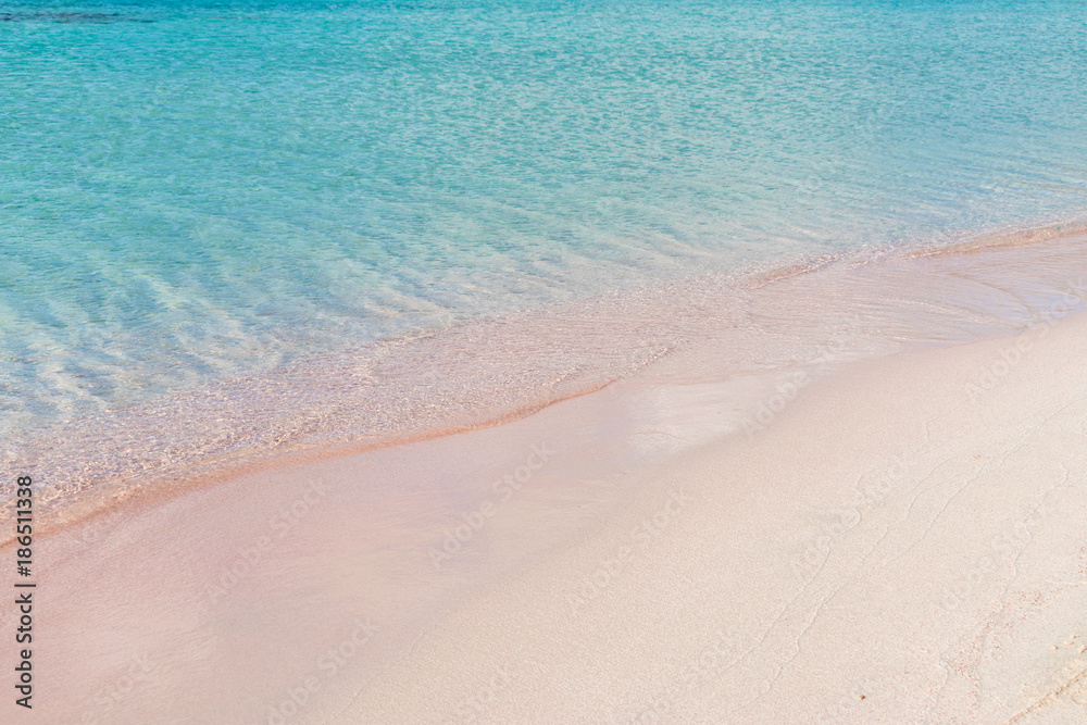 粉色沙滩上柔软的海浪和美丽的悬崖海滩。格里克里特岛海岸