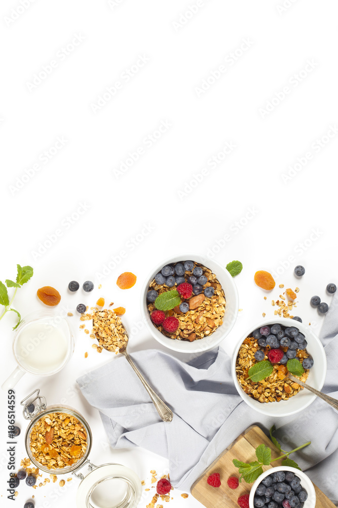 健康早餐-自制格兰诺拉麦片、蜂蜜、牛奶和浆果