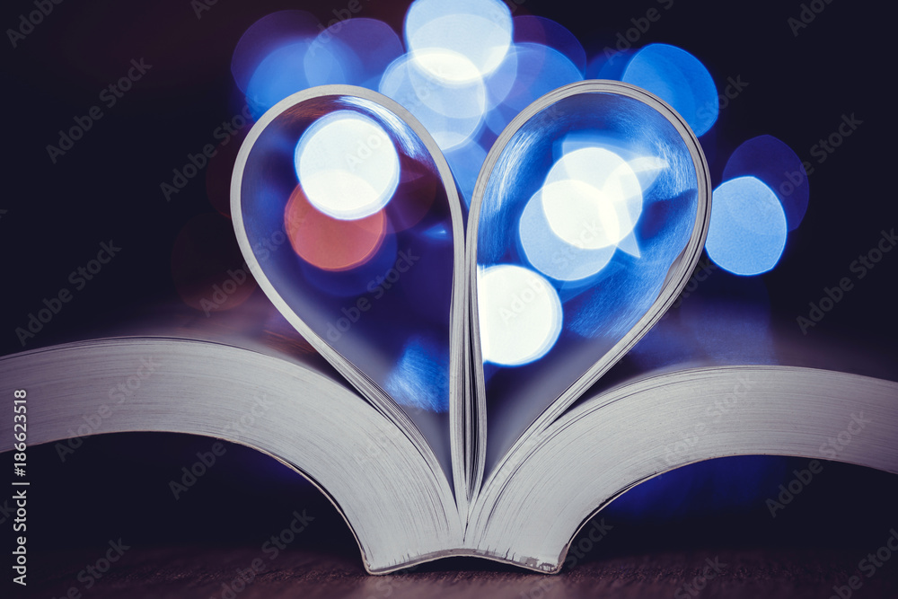 书页装饰成心形，为情人节的爱情和浪漫点亮庆祝灯