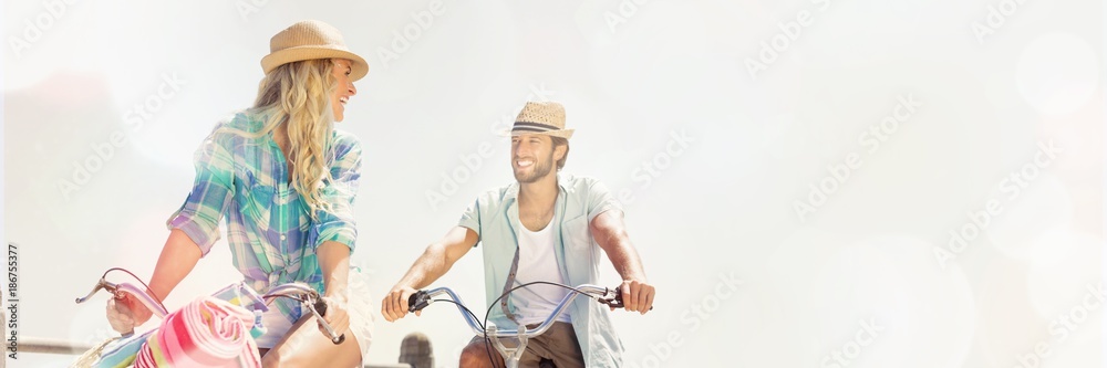 情侣在海边骑自行车