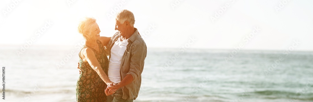 老年夫妇在海滩上跳舞