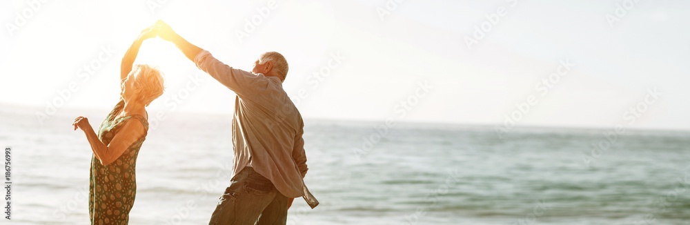 高级情侣在海滩上跳舞