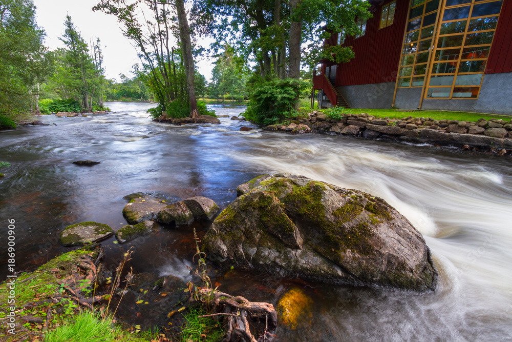 瑞典南部有瀑布的洛基溪