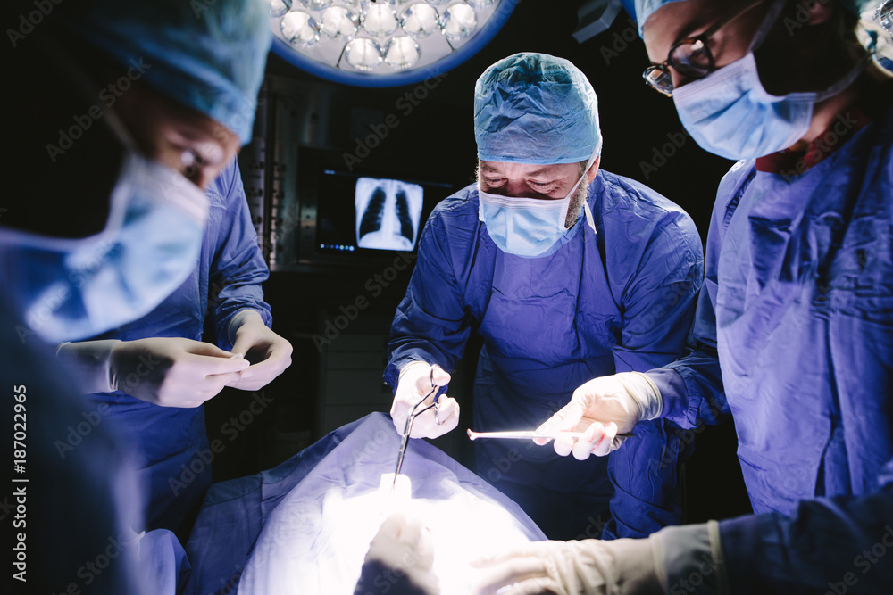 执行外科手术的专业外科医生团队