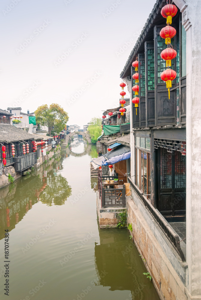 西塘是一座闻名全国的水乡古镇，位于浙江省嘉善县