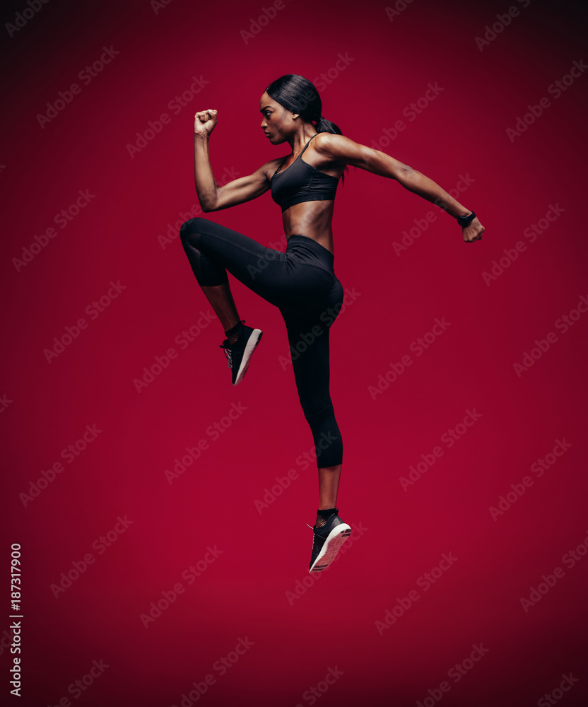 非洲女运动员跳跃和伸展运动