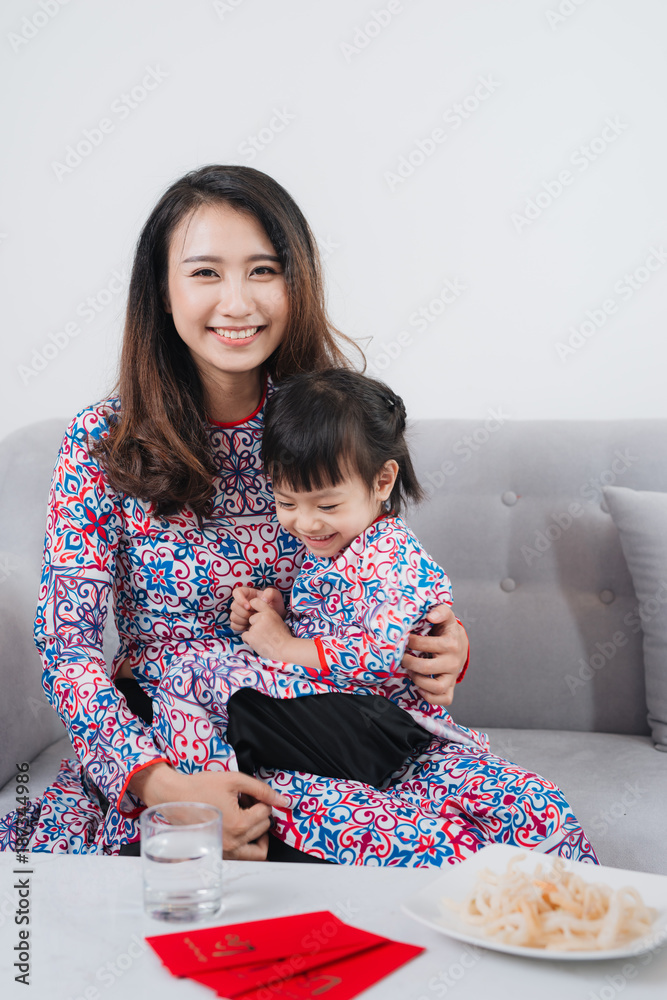 越南母女穿着敖岱传统服饰，在家庆祝新年。春节。