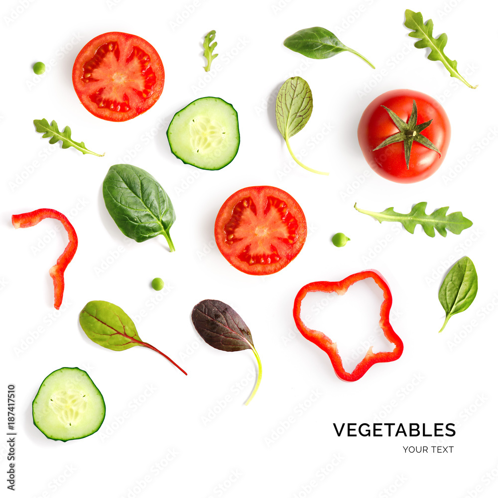 由番茄、黄瓜和沙拉叶制成的创意布局。平躺。食物概念。