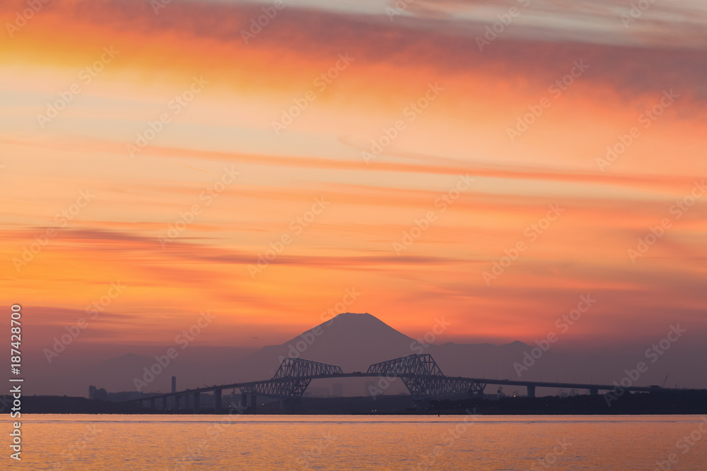 日落中的东京门桥和富士山