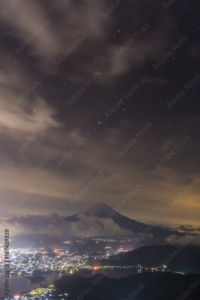 富士山的夜景，多云的天空和川口湖，从新道toge视图看到poi