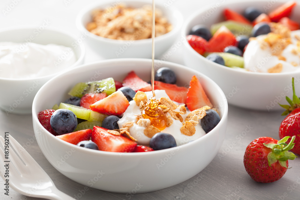 健康早餐水果浆果沙拉配酸奶和格兰诺拉麦片