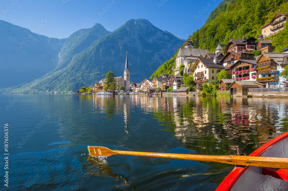 奥地利萨尔茨卡默古特地区夏季拥有传统划艇的哈尔斯塔特湖畔小镇