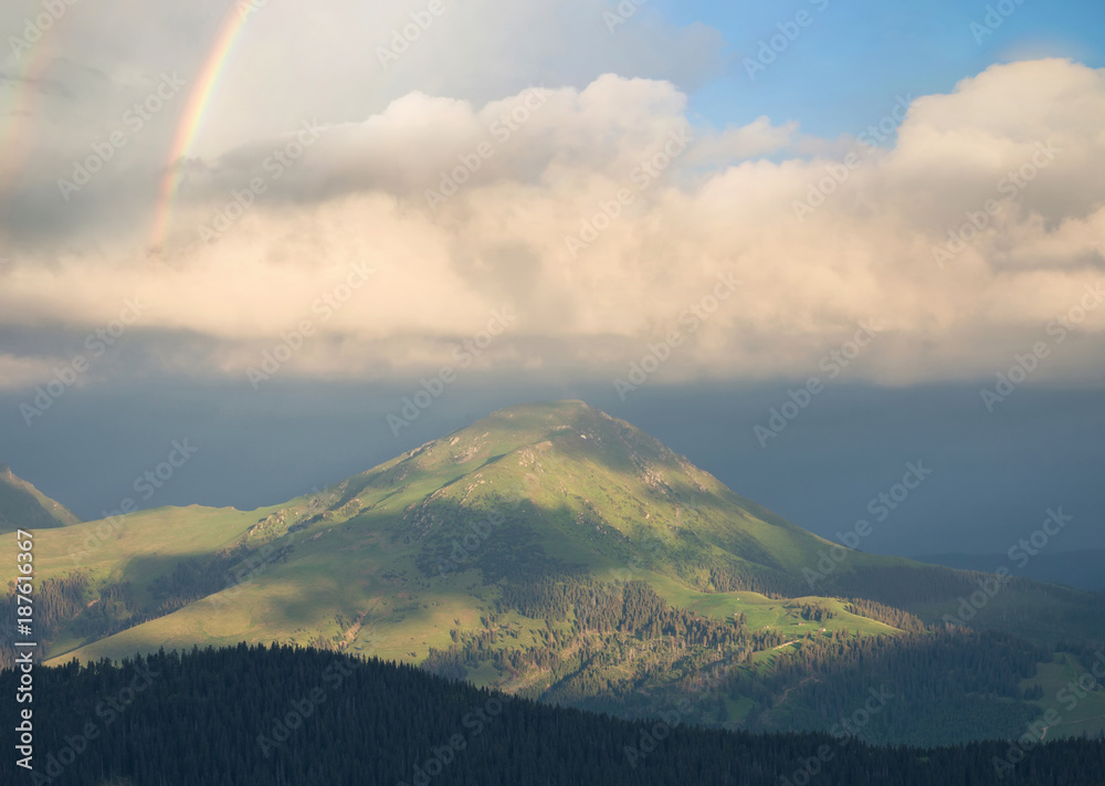雨后山下彩虹。美丽的自然景观