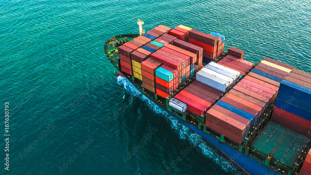 鸟瞰货船，作业中国际集装箱货船的物流和运输