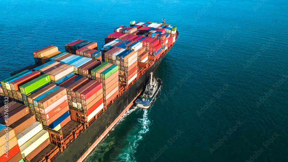 鸟瞰货船，作业中国际集装箱货船的物流和运输