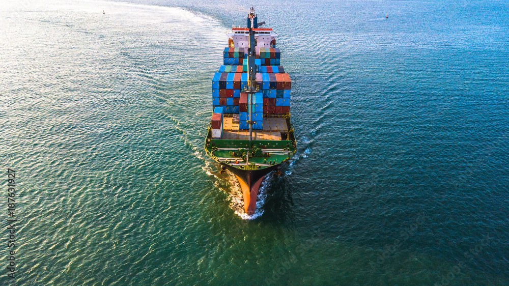鸟瞰货船，国际集装箱货船的物流和运输