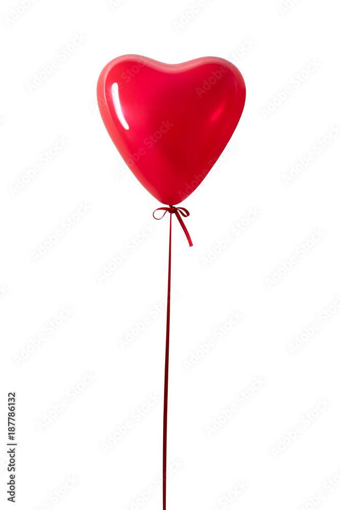 白色背景上隔离的红心气球。
