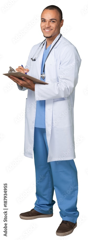 背景是听诊器和平板电脑的年轻医生