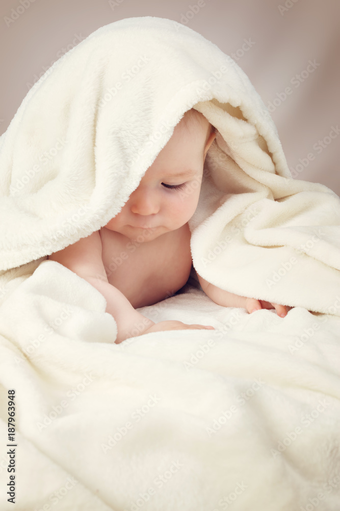 裹在毛巾里的可爱宝宝
