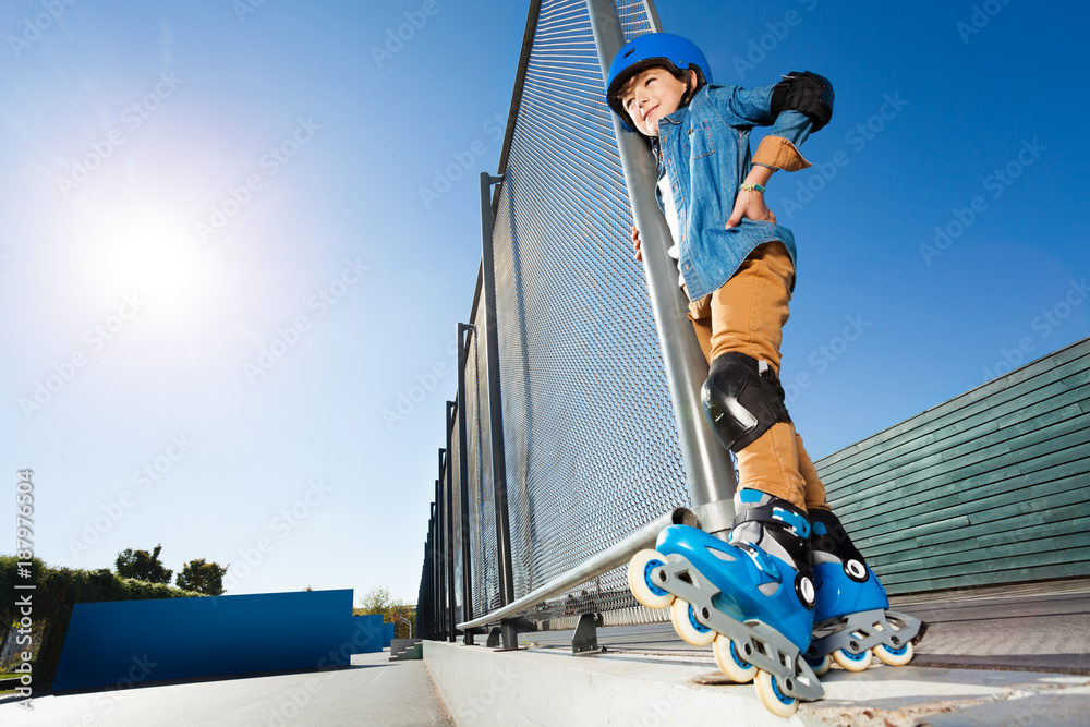 滑冰公园里穿着防护装备的直列滑冰选手