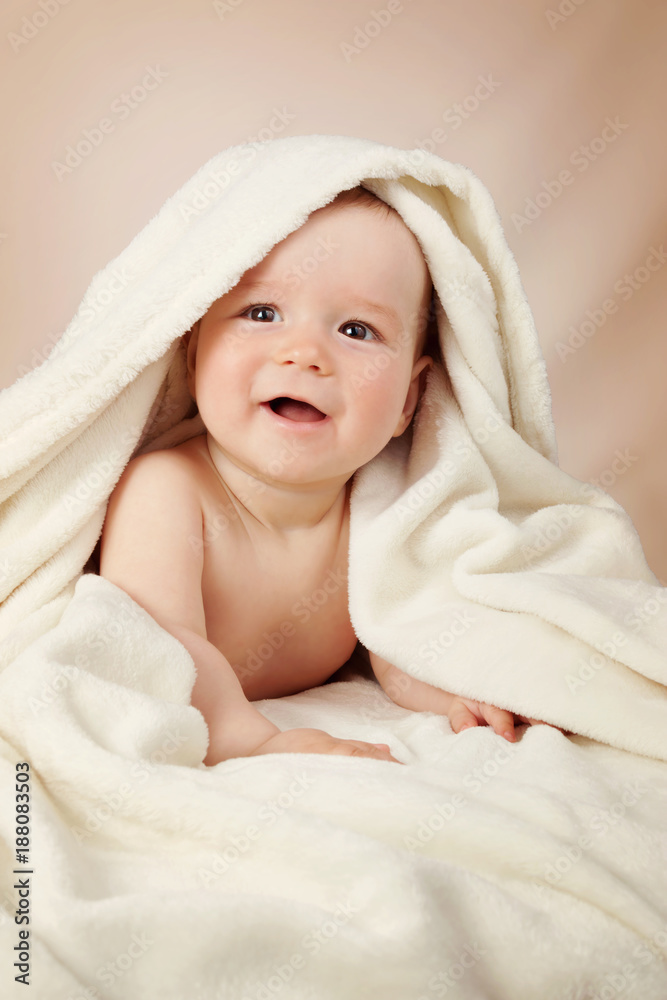 裹在毛巾里的可爱婴儿