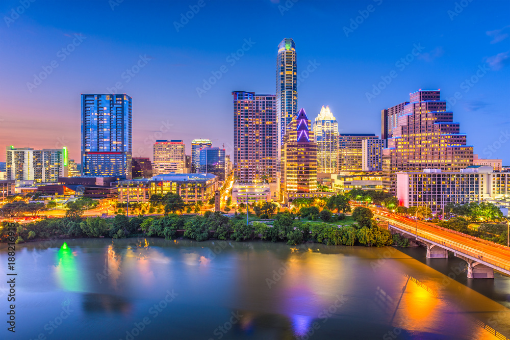美国得克萨斯州奥斯汀，河上的市中心天际线。