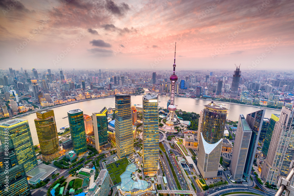 中国上海浦东金融区上空的城市景观。