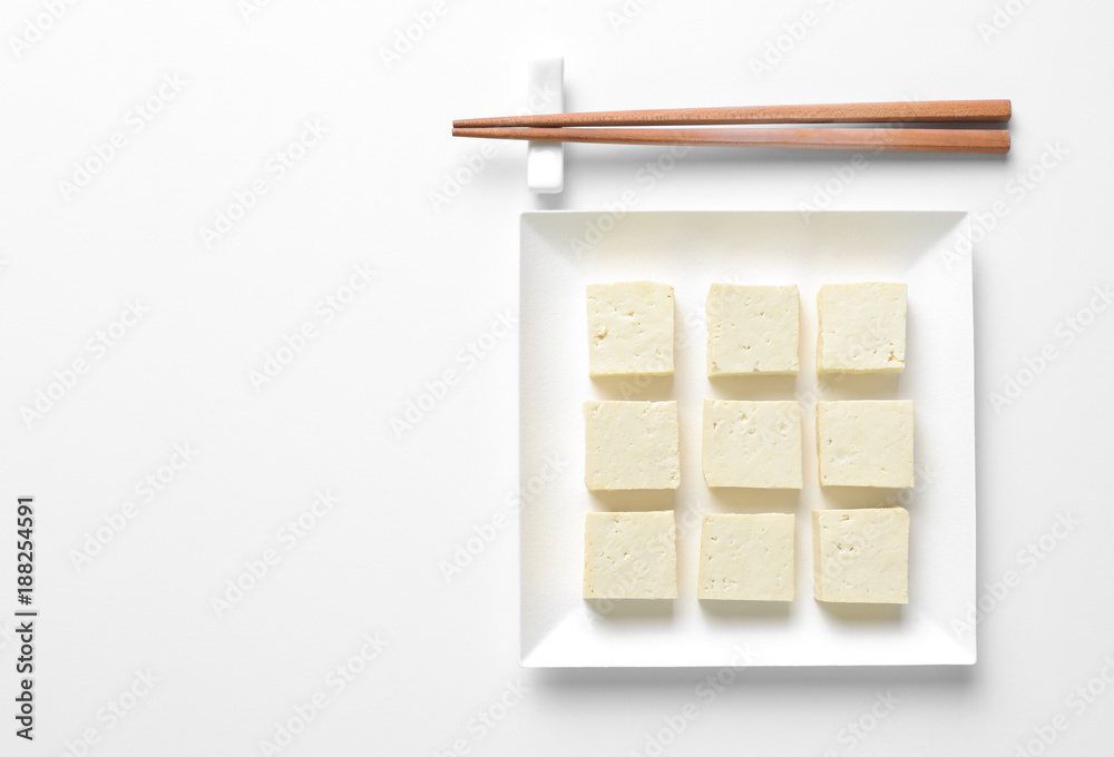 豆腐切成丁，装在方形盘子里，概念桌设置
