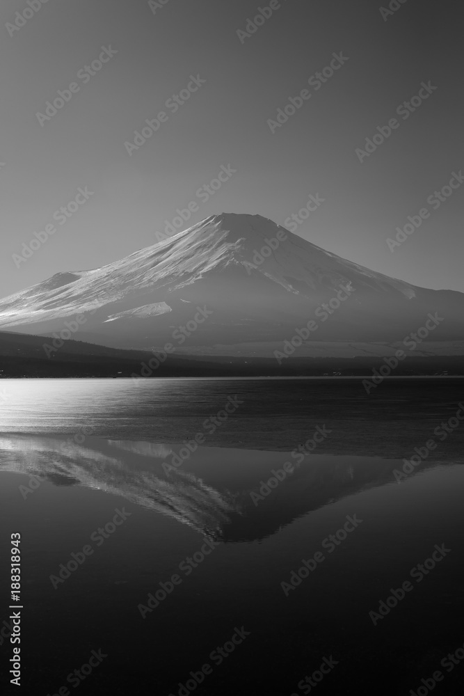 冬季下午，山中冰湖和富士山的倒影