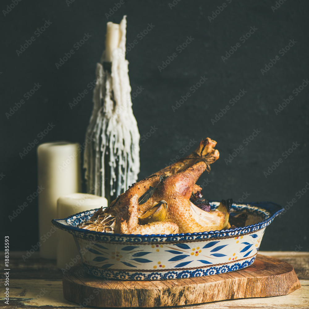 木板上的圣诞夜庆祝桌烤整只鸡，黑墙背景，co