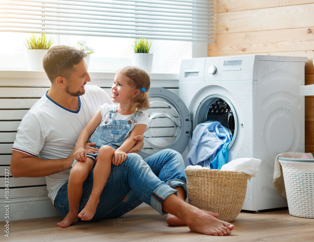幸福的家庭男人父亲户主和孩子在洗衣机里