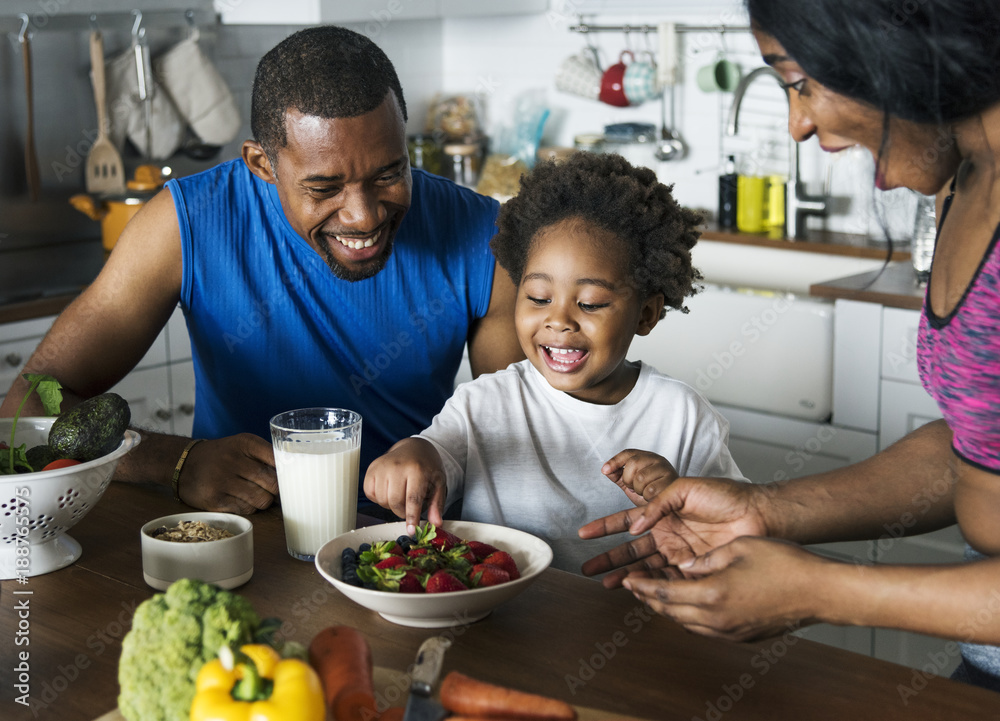黑人家庭一起吃健康食品