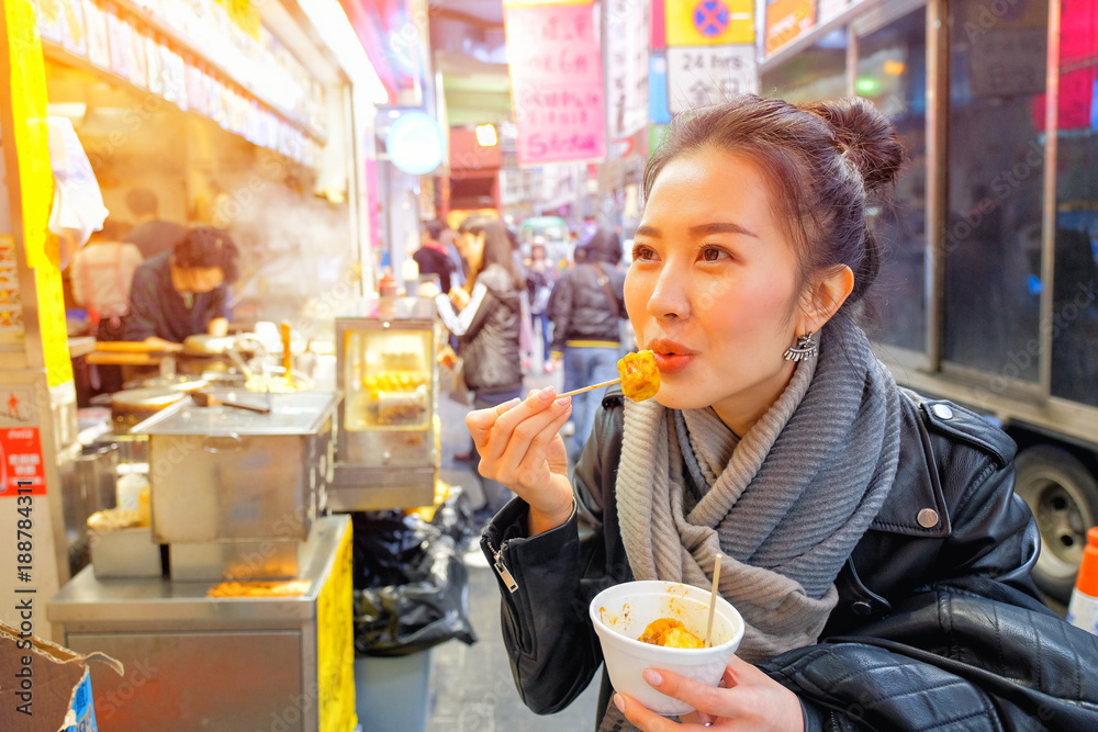 香港街头亚洲年轻女子吃中国蒸饺