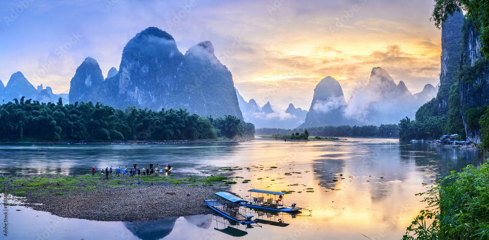 桂林、漓江和喀斯特山脉景观。位于阳朔兴平古镇