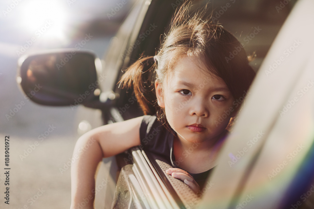 车里的亚洲女孩去寄养家庭。车上的孤儿。再见，孤儿女孩conce