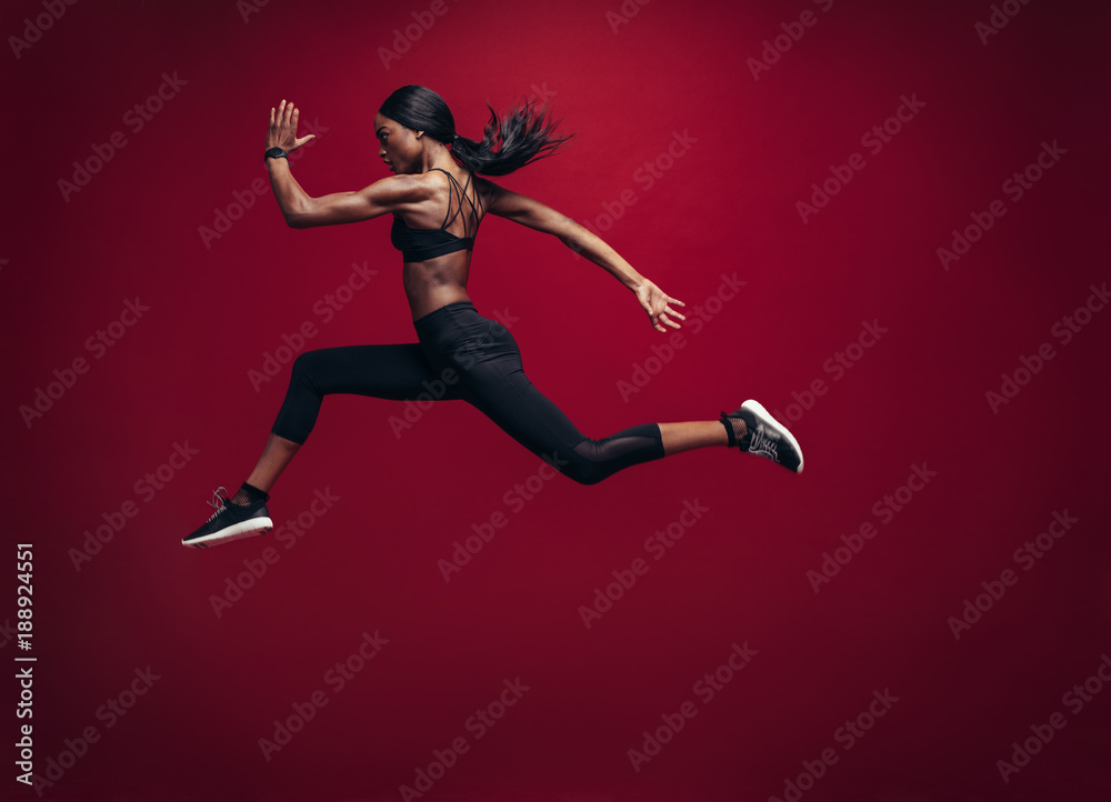 女运动员跑步和跳跃