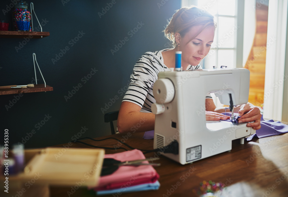 女人在缝纫机上缝纫