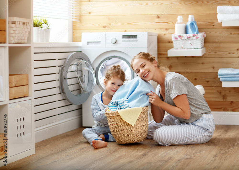 幸福的家庭母亲家庭主妇和孩子在洗衣机里